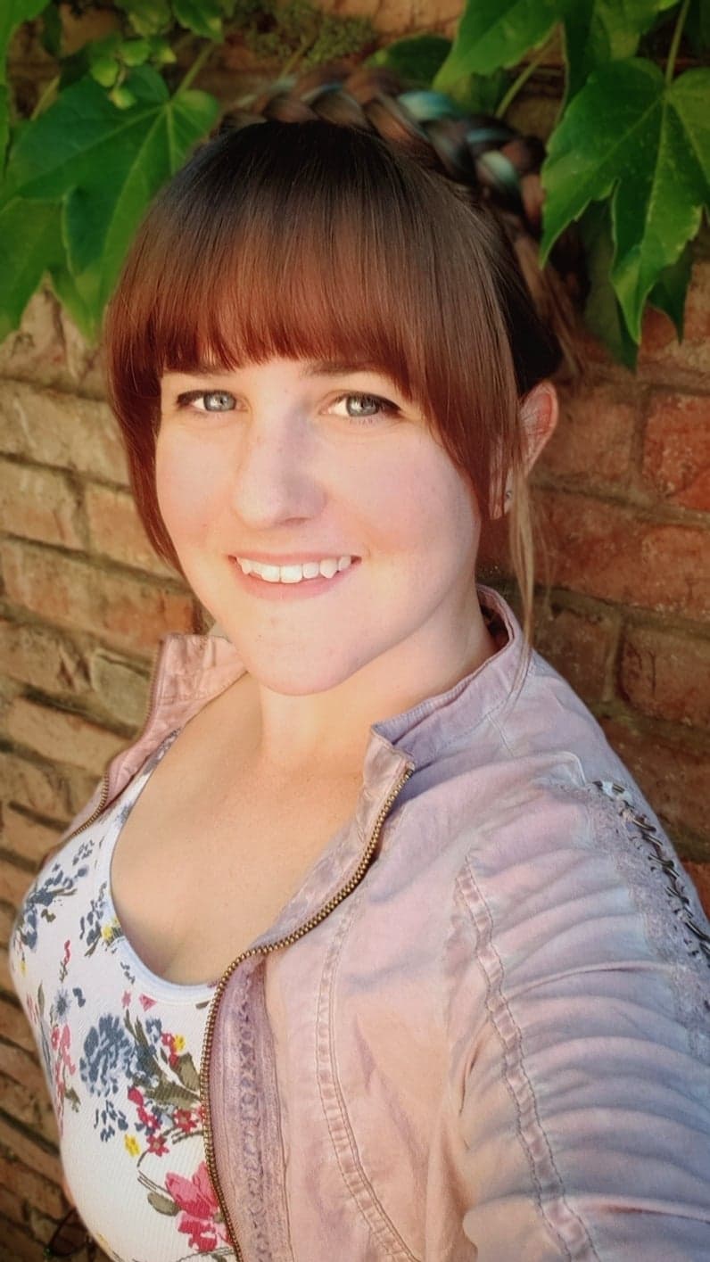 Caitlin Thompson Headshot